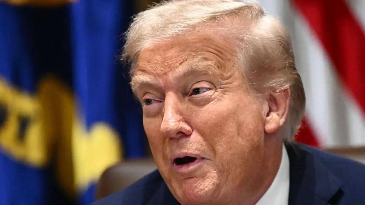 'He Got a New Set’: Fresh Trump Photo Sparks Frenzied Zoom-Ins as Viewers Whisper About a Quiet Makeover