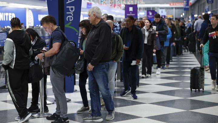 Más de 800 vuelos cancelados en EE.UU. en la mañana de este viernes por el cierre del Gobierno