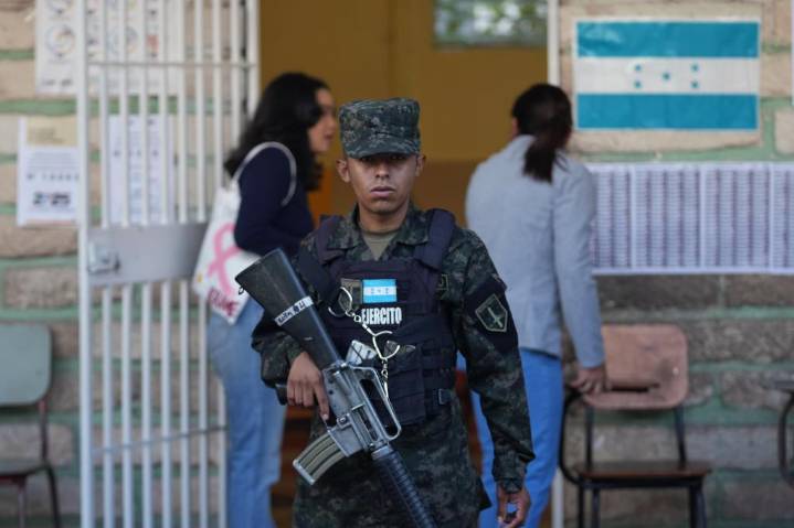 Hondurans vote to elect new president in a close race under shadow of Trump’s surprise intervention