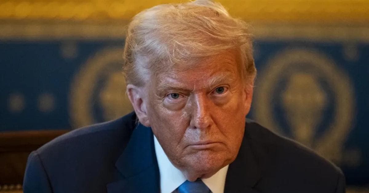 Revive Trump su plan para negar la residencia permanente por uso de programas públicos