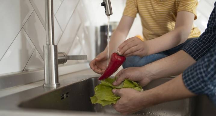 Es algo cotidiano, pero no funciona: por qué enjuagarse los dedos al cocinar no es tan bueno como parece
