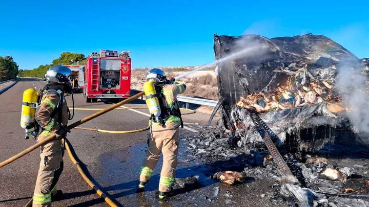 Arde un camión lleno de jamones en la AP-2 y provoca cinco kilómetros de retenciones en Zaragoza