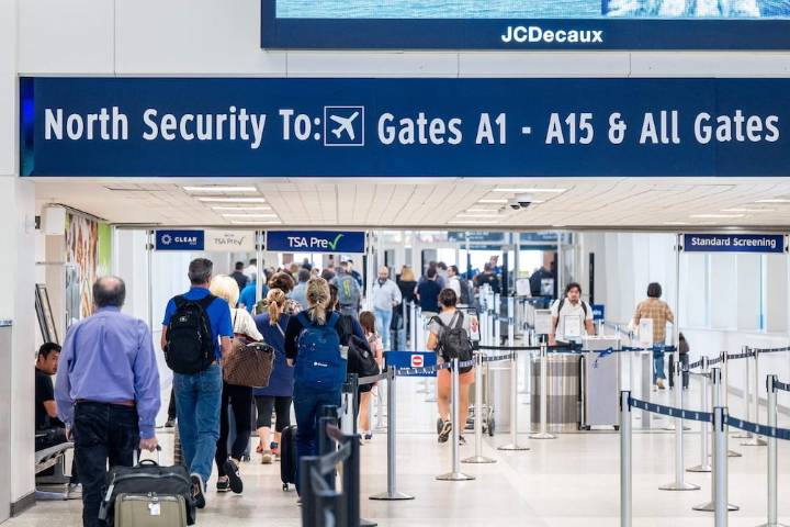 Aerolíneas de EE. UU. buscan mantener sus vuelos internacionales pese al cierre del Gobierno