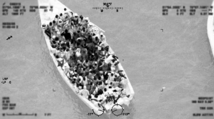 El guardacostas Campbell intercepta un velero haitiano sobrecargado con 103 personas a bordo