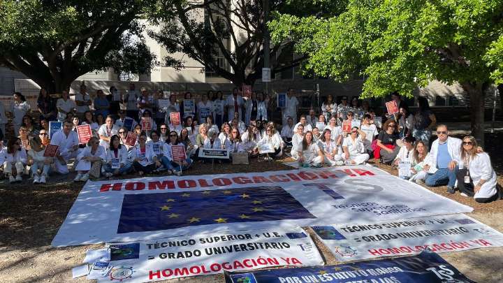 Sentada de los analistas de laboratorio ante el Hospital de Sant Joan d'Alacant