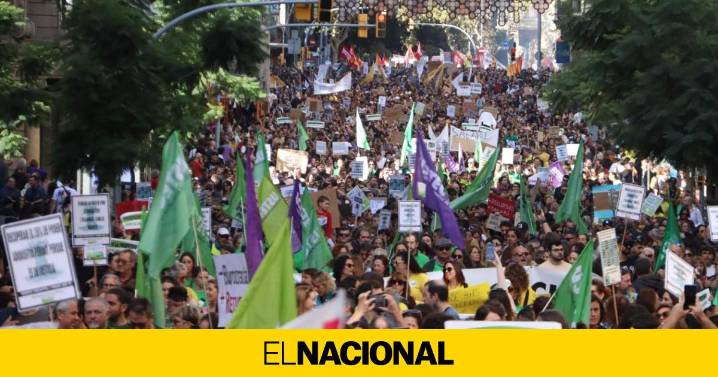 Manifestación masiva de la enseñanza catalana: miles de docentes dicen basta y amenazan con ir a la huelga