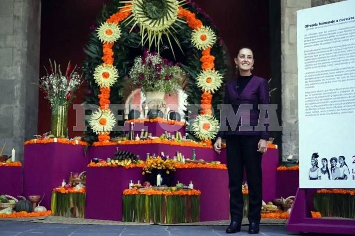 Dedica Sheinbaum ofrenda  en Palacio a mujeres indígenas
