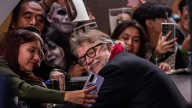 Fans hacen todo por ver a Guillermo del Toro en función especial de “Frankenstein”
