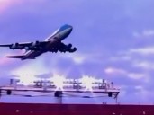 Donald Trump hizo un peligroso sobrevuelo con el Air Force One, llegó tarde a un partido de la NFL y fue abucheado