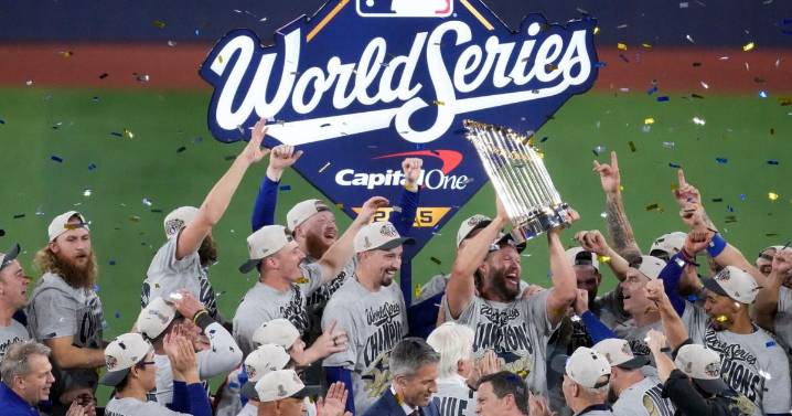 Smith's homer in 11th lifts Dodgers over Blue Jays 5-4 to become first repeat champion in 25 years