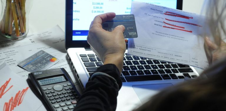 Cada vez son más las familias endeudadas con tarjeta de crédito