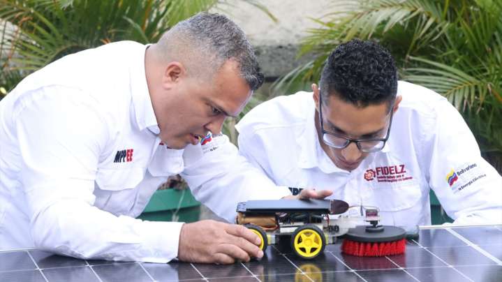 Venezolanos crean primer robot de limpieza para paneles solares