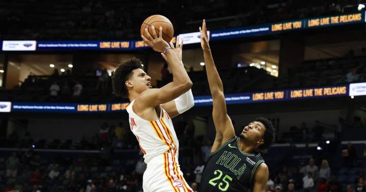 Hawks easily outscore punchless Pelicans