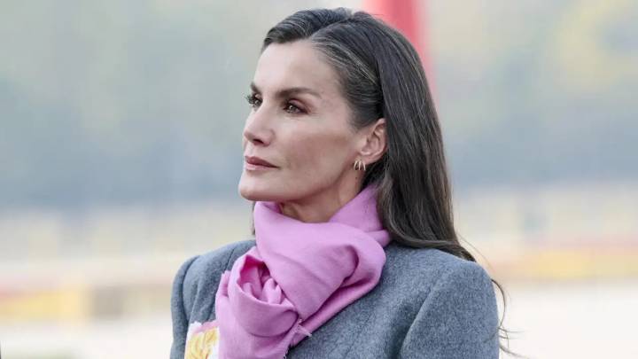 La reina triunfa en China con un espectacular abrigo de inspiración oriental que ha personalizado