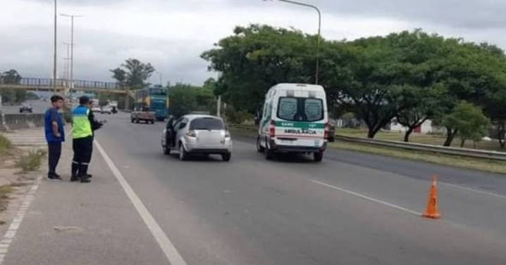 Mujer de 69 años intentó cruzar una autopista y fue atropellada