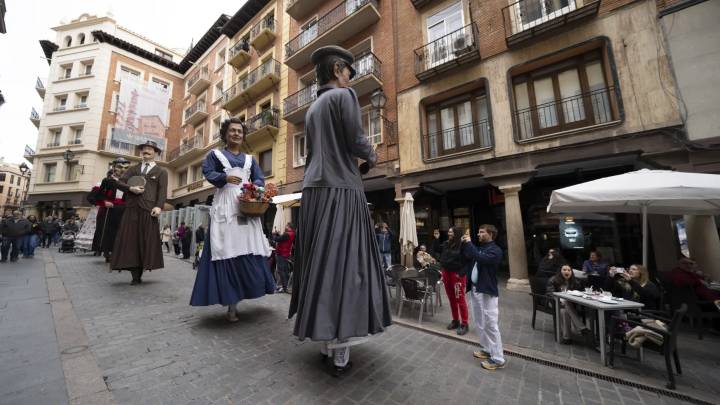 Un baile de gigantes centenarios despide la fiesta modernista de Teruel, con éxito de participantes