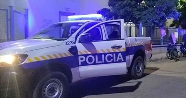 Le tiró gas pimienta en la cara a un policía e intentó quitarle su arma