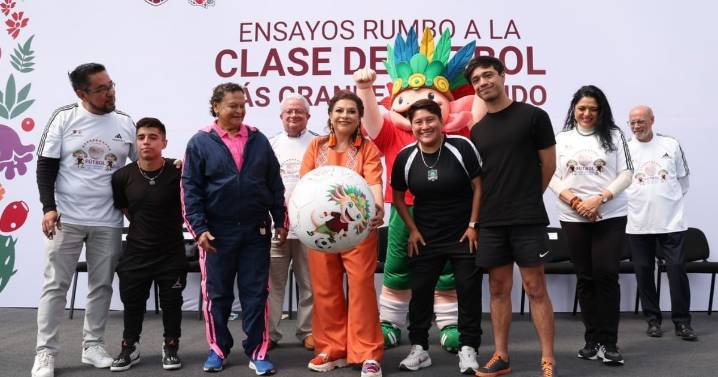 Clara Brugada inaugura ensayos para romper récord de la clase de futbol más grande del mundo
