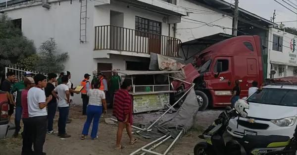 Trailero se lleva autos y puesto ambulante en Ciudad Valles