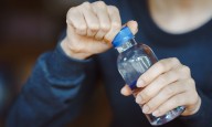 Aunque sea tu botellita personal con agua, conoce la importancia de limpiarla cada vez que la reutilizas