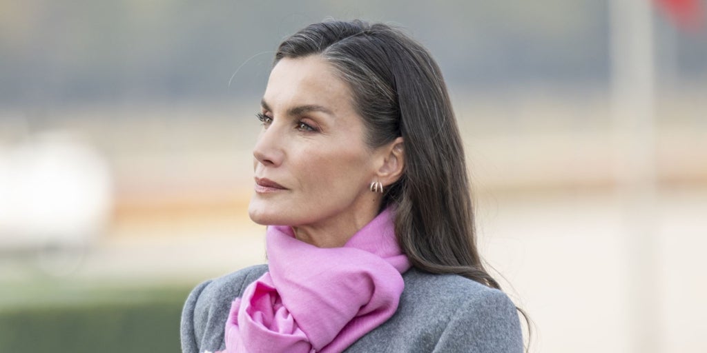 Del llamativo abrigo al vestido de gala de la Reina Letizia en su visita a China: alta costura firmada por Carolina Herrera