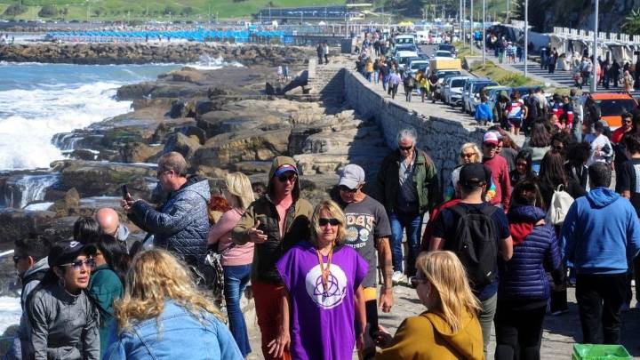 Fin de semana largo: viajaron más turistas, pero fueron más austeros en sus gastos En total, se movilizaron 1.640.000 personas por los principales destinos de la Argentina. La estadía promedio fue de