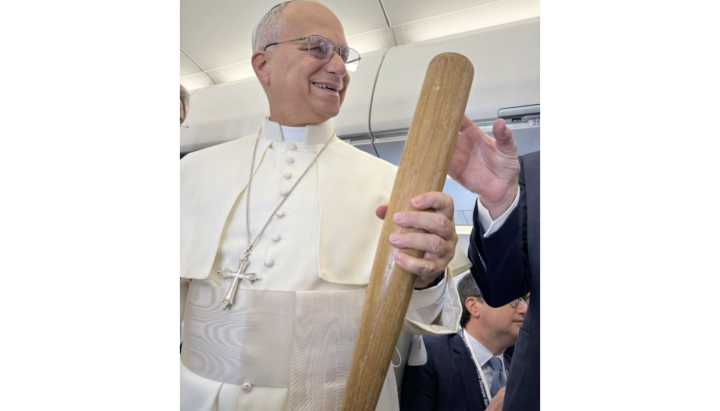 Pope Leo XIV given baseball bat owned by White Sox Hall of Famer Nellie Fox
