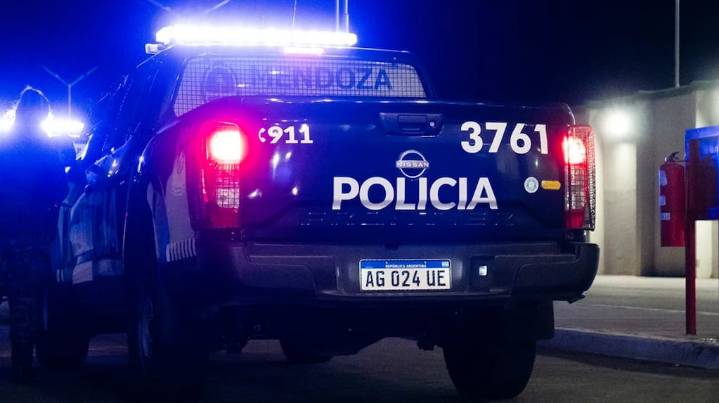 Un camionero atropelló a una familia que iba en bicicleta y se fugó: murió un hombre
