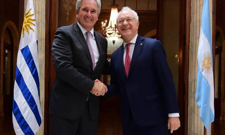 Cancilleres argentino y uruguayo destacan importancia de potenciar inversiones y economías
