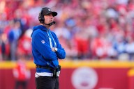 El head coach Shane Steichen reconsidera sus decisiones tras la derrota de los Colts en Kansas City