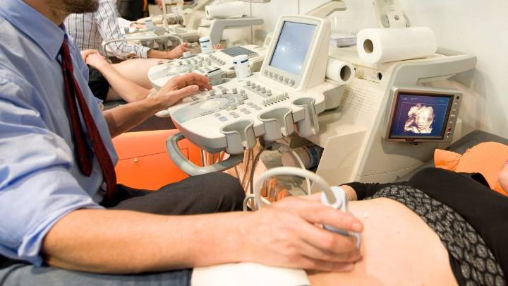 Ginecólogo del ejército acusado de grabar a sus pacientes en un centro médico en Texas