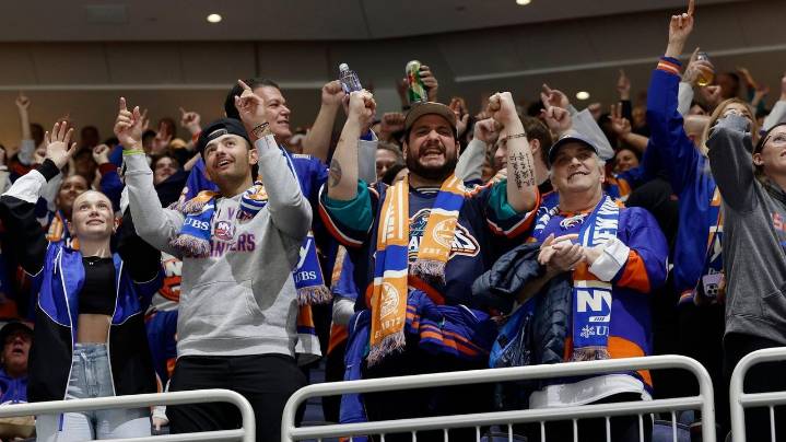 Islanders' Anders Lee and Bo Horvat want UBS Arena 'rocking' with fans this weekend