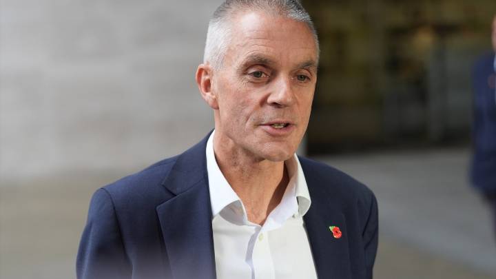 El exdirector de la BBC Tim Davie llama a "luchar" por su periodismo tras su dimisión y el ultimátum de Trump