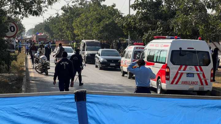 At least 5 killed in car bomb explosion outside Islamabad court