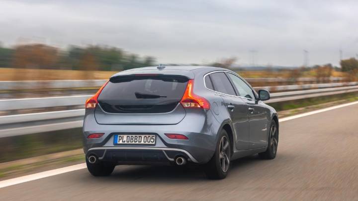 Más de 2 mil vehículos afectados: Sernac emite alerta de seguridad por falla en el tubo de escape que podría provocar un incendio