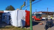 Choque entre camiones urbanos provoca volcadura en pleno Centro
