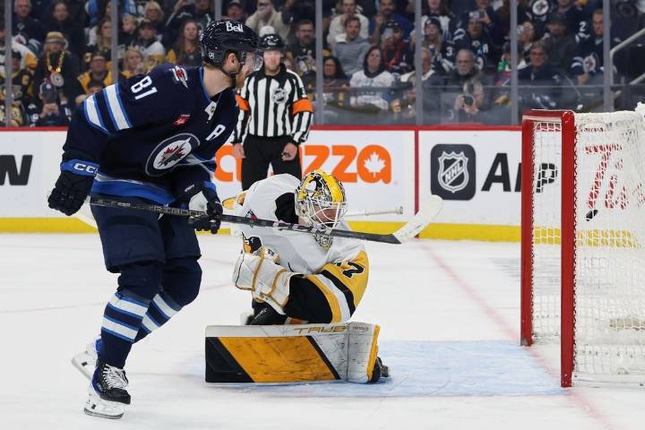 Deadspin | Kyle Connor scores twice as Jets surge past Penguins