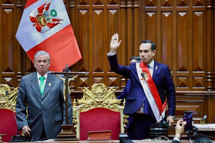 La Disolución de la Democracia: Poderes paralelos y la pantomima del poder en el Perú