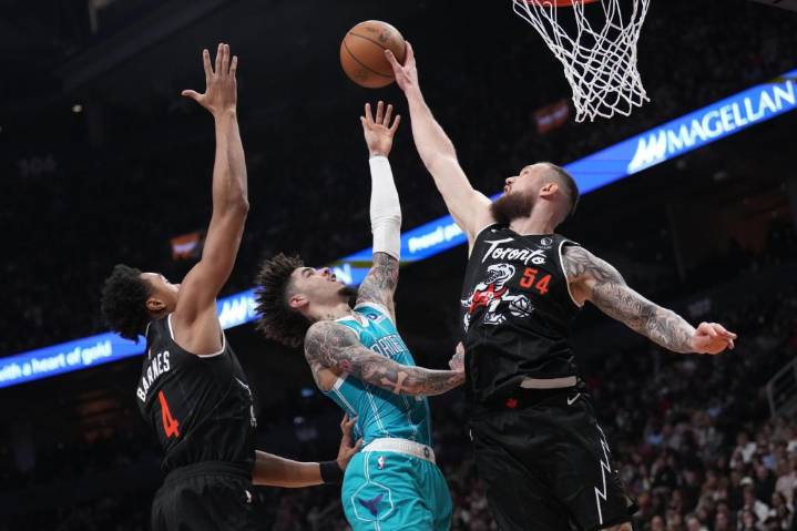 Barrett anota canasta decisiva y Raptors vencen 110-108 a Hornets – Chicago Tribune