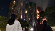Trágico incendio de complejo edilicio en Hong Kong: los videos más impactantes
