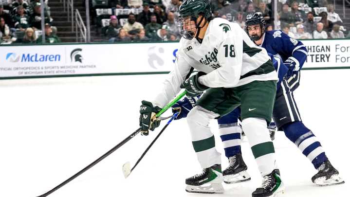 Wisconsin stuns No. 1 MSU hockey, ends Spartans' nine