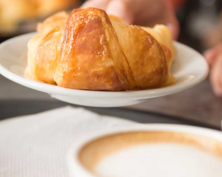 Esto es lo que le pasa a tu cuerpo si solo desayunas un café y un bollo