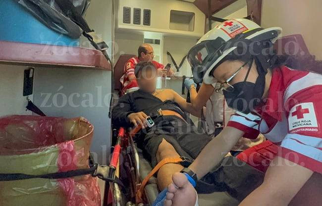 Sufre fractura motociclista tras chocar contra camioneta en bulevar Antonio Cardenas