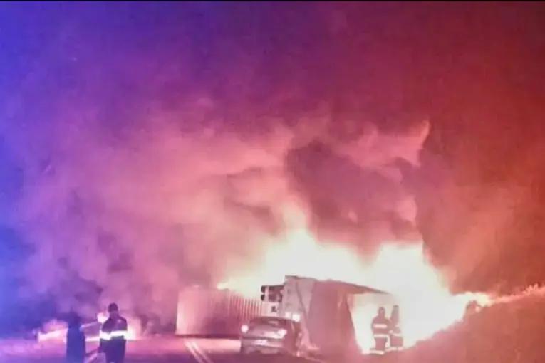 Dos muertos y heridos tras el choque entre dos camiones y un auto