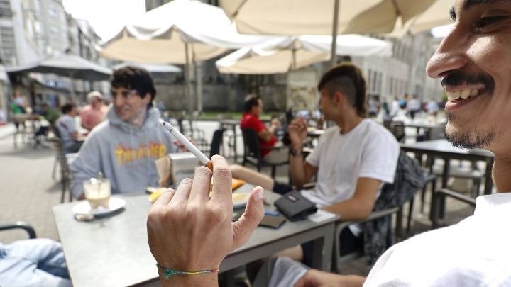 Los jóvenes son cada vez más sanos: el consumo de tabaco y cannabis, en mínimos históricos