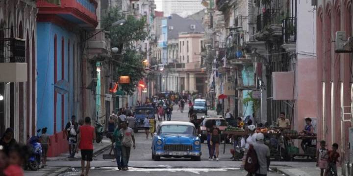 “El cambio comenzó, aunque no se vea”: la transformación silenciosa de la sociedad cubana bajo el control estatal