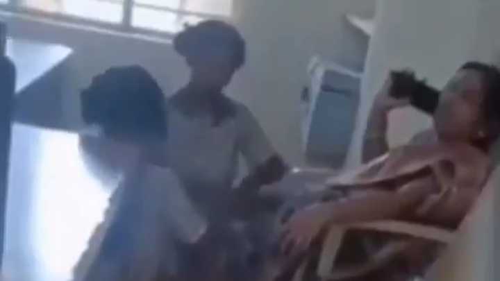 Profesora obliga a sus alumnas a masajearle los pies y genera indignación en India (VIDEO)