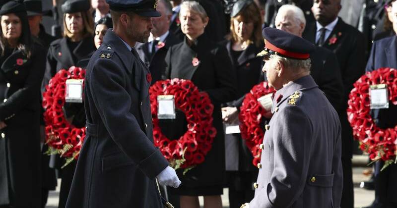 King leads Remembrance Sunday ceremony for war dead