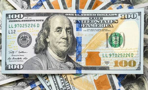 A cuánto cotizan el dólar oficial y el blue este lunes