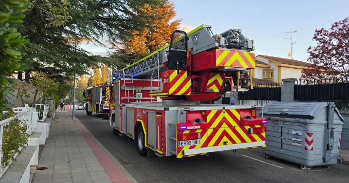 Un incendio de pacas de paja en una nave a la salida de Sando moviliza a los bomberos y a la Guardia Civil